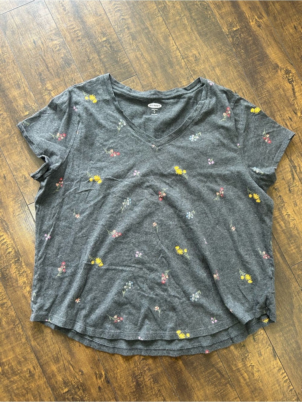 ✨ 3/$25 ✨ Old Navy Charcoal Gray V-Neck Tee with Small Floral Print